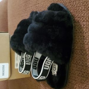 Uggs comfortable cozy slippper/sandal